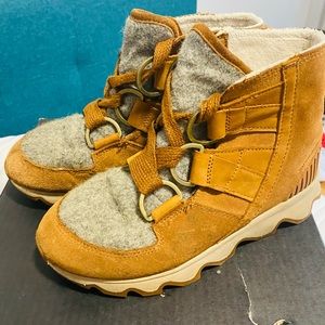 Sorel winter booths .